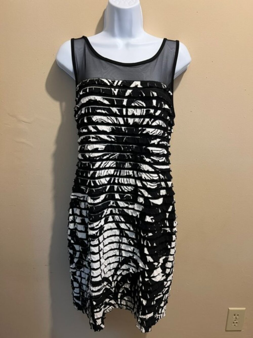 black/white, lrg. flower print, tucked design